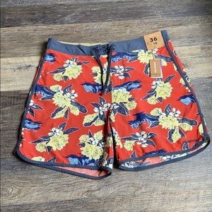 NWT Men Patagonia Scallop Hem Stretch Boardshorts. 36 waist